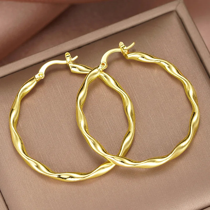 Sleek Contour Ear Cuff