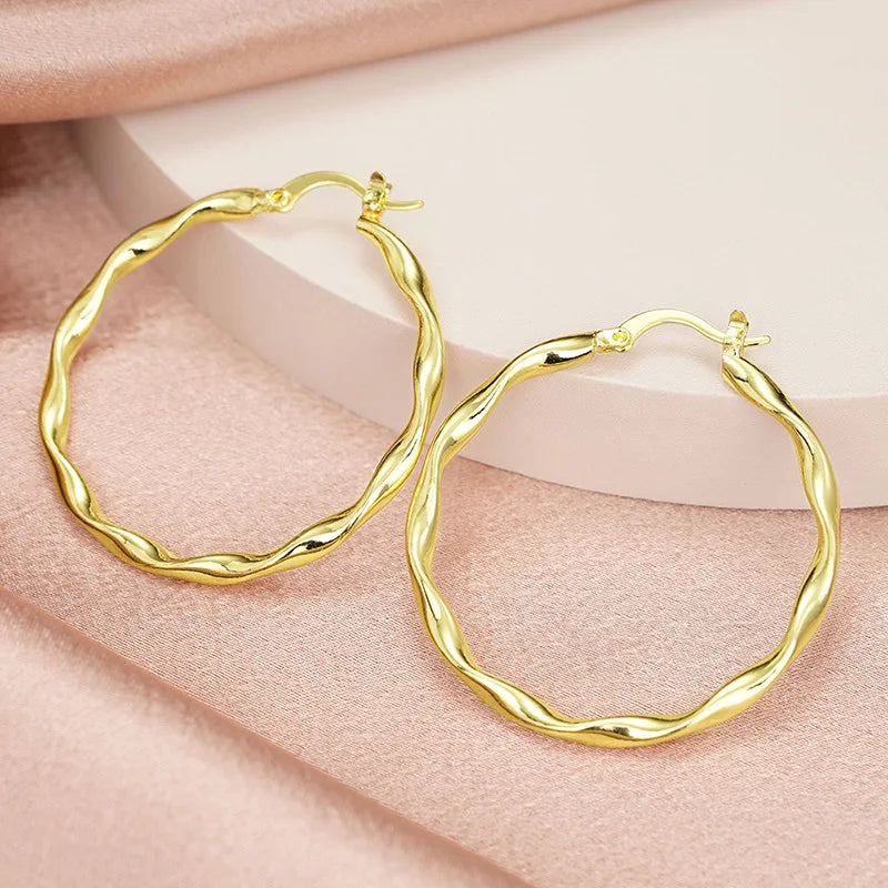 Sleek Contour Ear Cuff