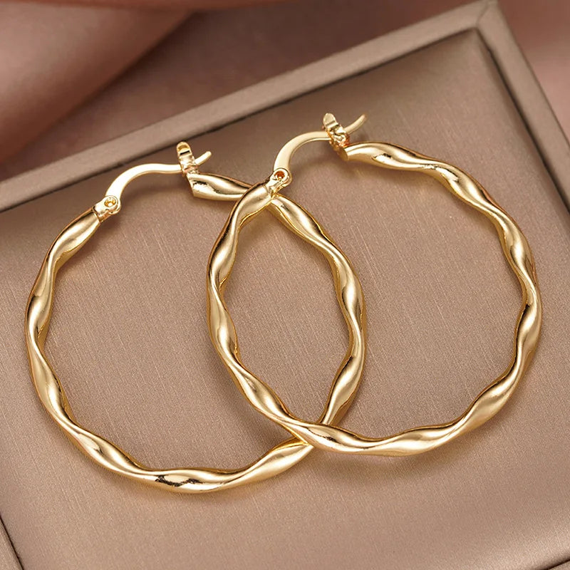 Sleek Contour Ear Cuff