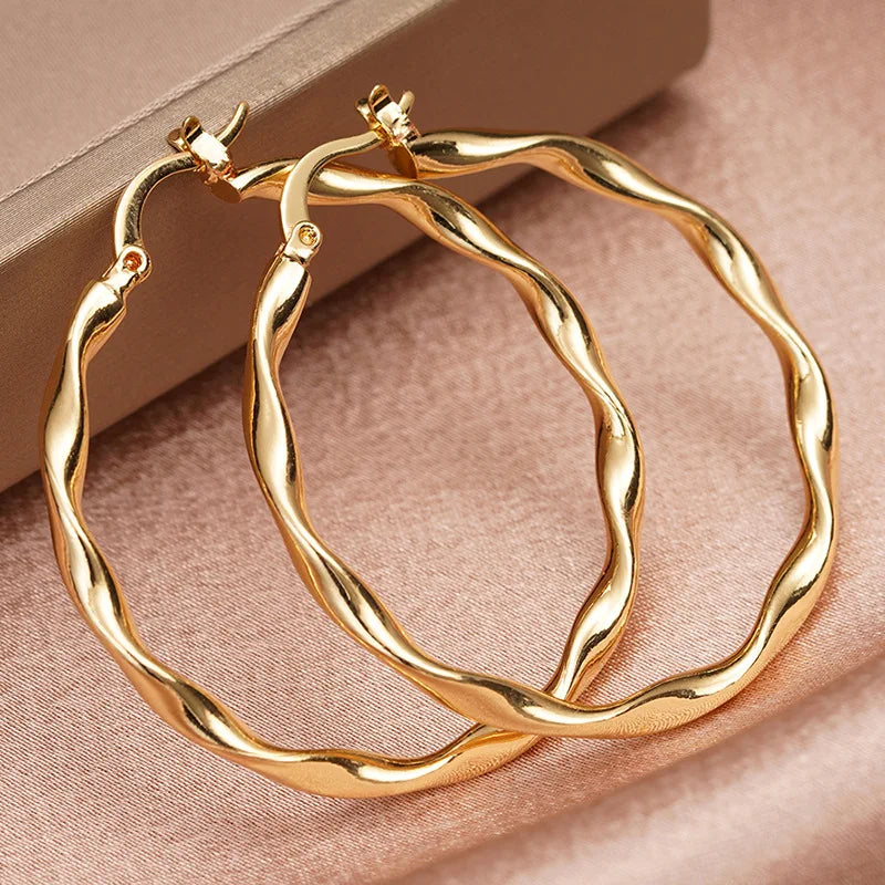 Sleek Contour Ear Cuff