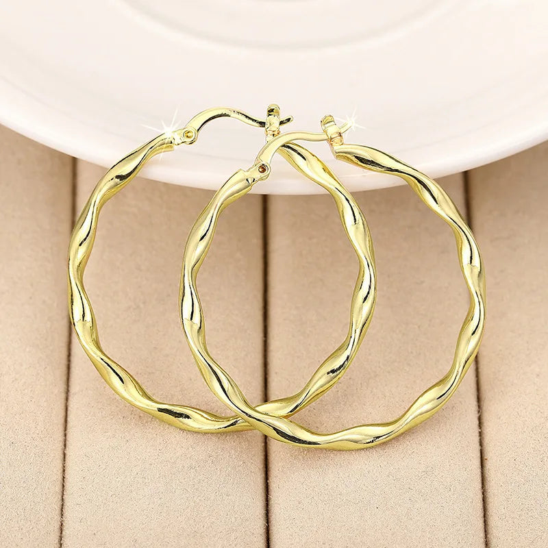 Sleek Contour Ear Cuff